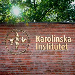 ../media-library_1080x1080/Karolinska-institutet-KI-Clarex-Skulptural-och-prismatisk-foÌˆrgyld-fasadskylt-i-gjuten-brons-1.png